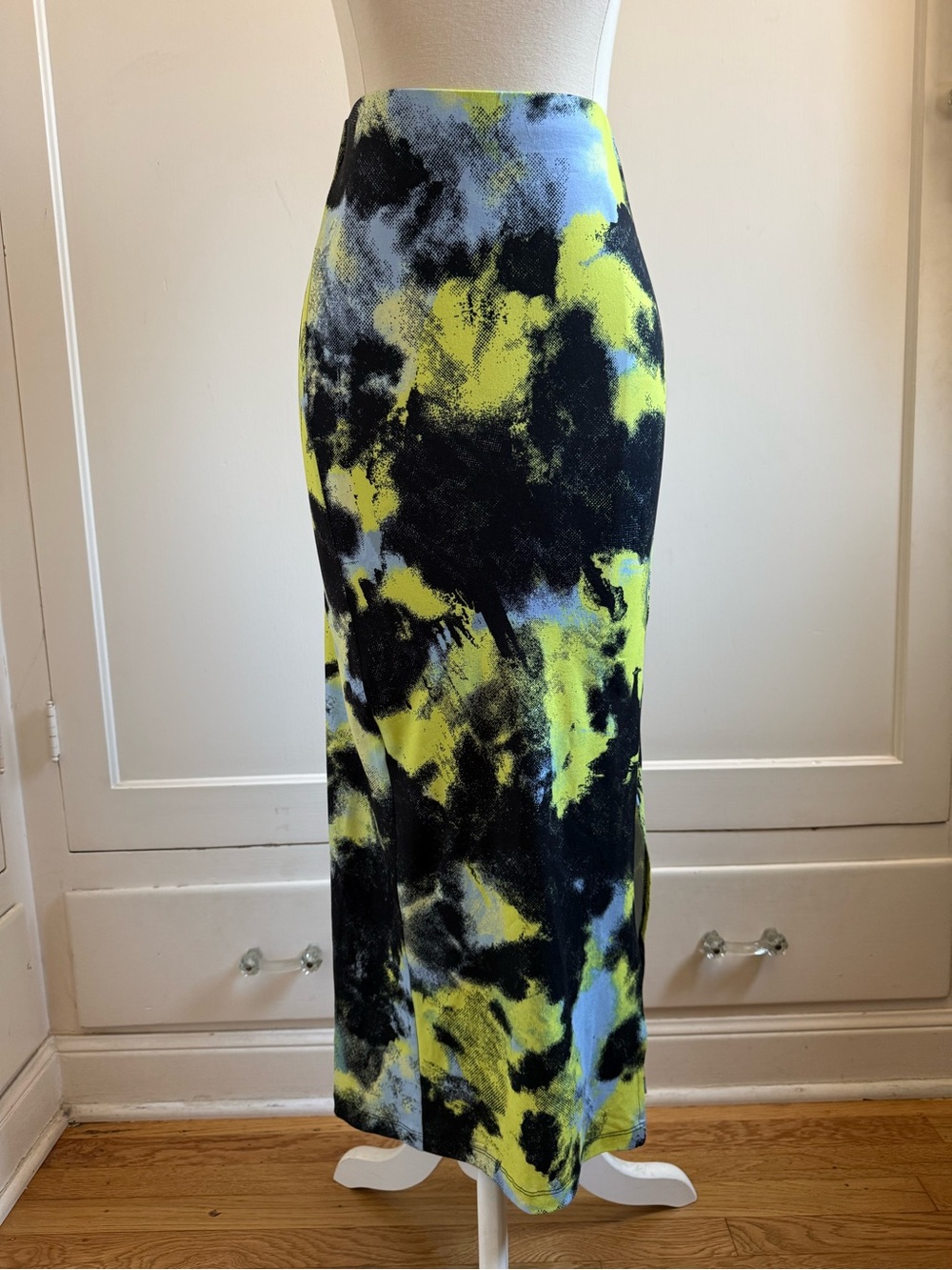SOCIALITE Print Maxi Skirt in Yellow, Black & Blue Small